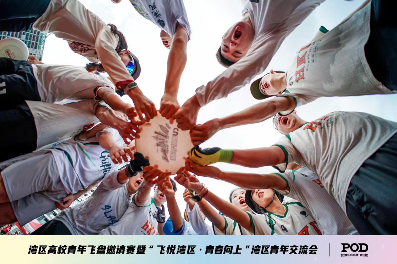 男人的照片上写着字AI 生成的内容可能不正确。